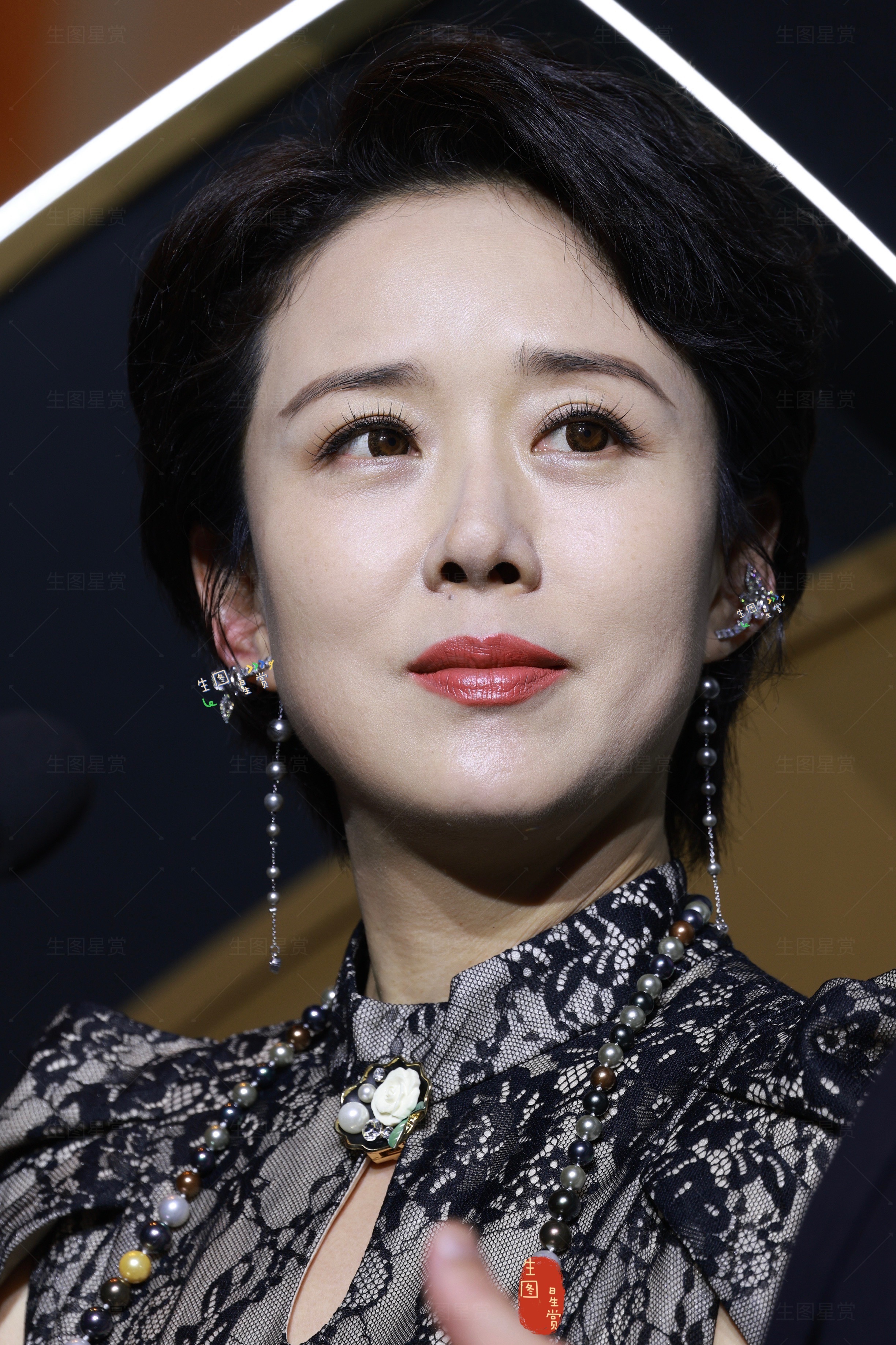 嫦娥姐姐颜丹晨优雅亮相澳门260616新时代电视节出图 