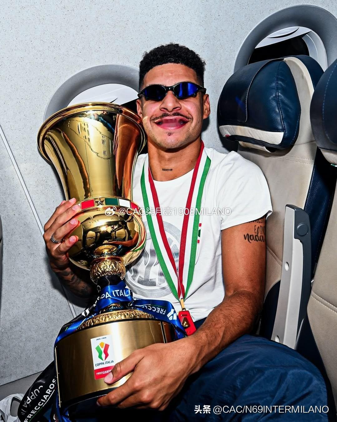 把冠军奖杯带回米兰城🏆💙🖤 ​​​