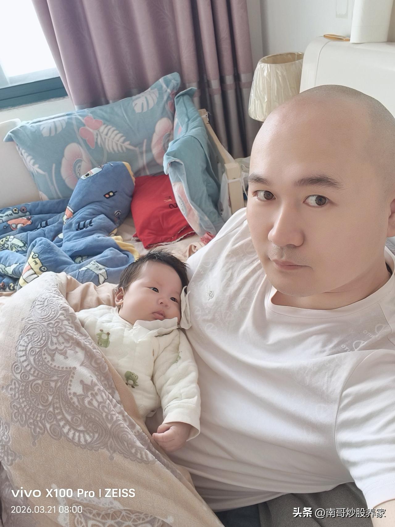 自从有了二娃，带大娃出去旅游的时间越来越少了。好在老大也是懂事的很。在家里可以看