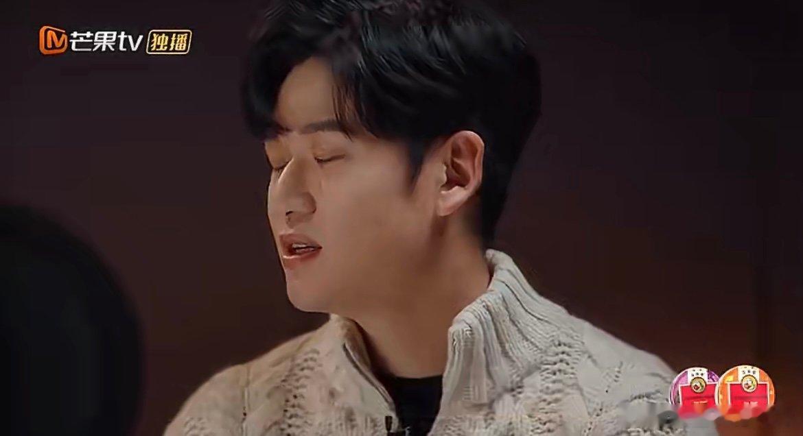 周兴哲10岁赴美留学被同学歧视 年少留学遭偏见，身形瘦小便与钢琴为伴，曾被质疑的