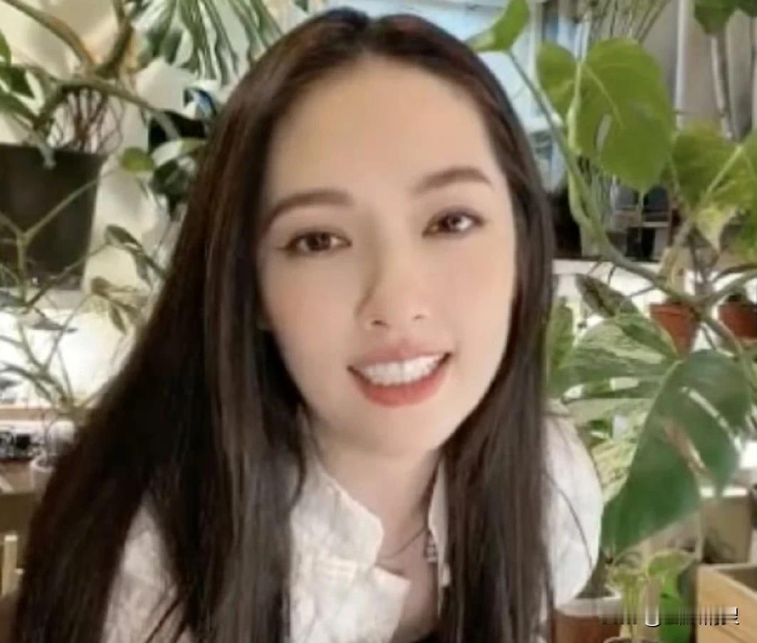 你敢相信这是素颜？
果然天生丽质不是谁都能当的，
像我如果一亮出素颜，
估计狗都