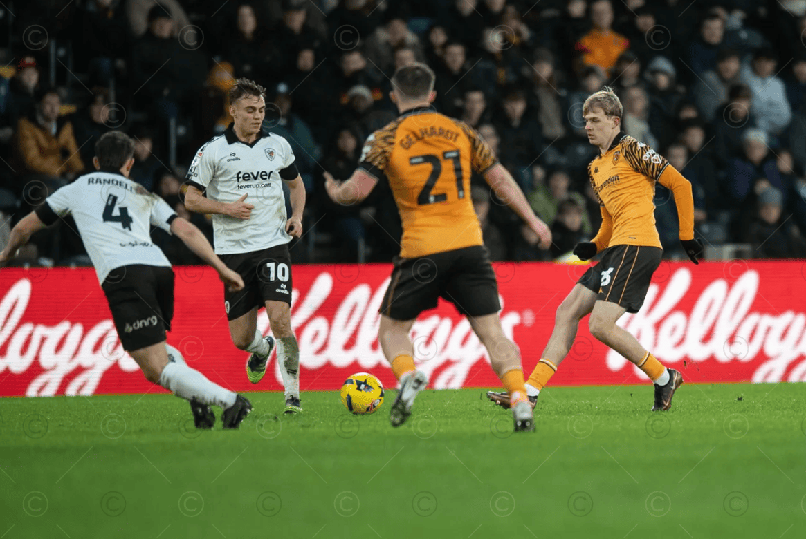 跟队：曼联租借至赫尔城小将科利尔训练拉伤，预计月底复出