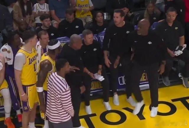 湖人惨败又生内讧4月8日，NBA常规赛，湖人87比123再次惨败给雷霆。本赛季常