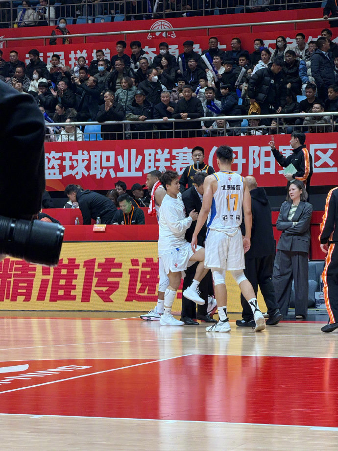 赵睿北京男篮首秀 新赛季首场比赛，北汽男篮客场84-74战胜江苏肯帝亚，赢得开门