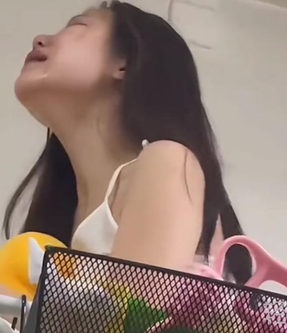 女大学生失恋了，坐在床上痛哭流涕，很伤心，可以明显看出来是真爱！
年少轻狂时候的