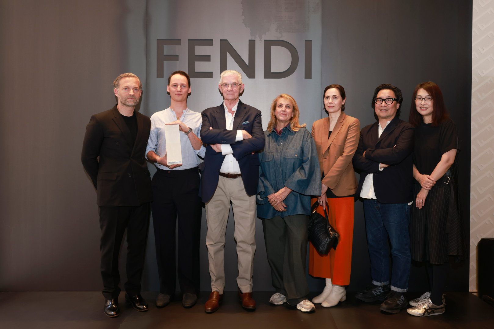 虎弟说时尚 FENDI宣布推出全新设立的“FENDI设计大奖”，该奖项旨在发掘与