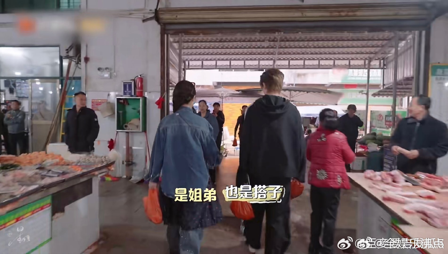 原来只有白鹿一个人自恋白鹿抱孩子VS王鹤棣抱孩子亲爱的客栈 看完直接笑出声！白鹿