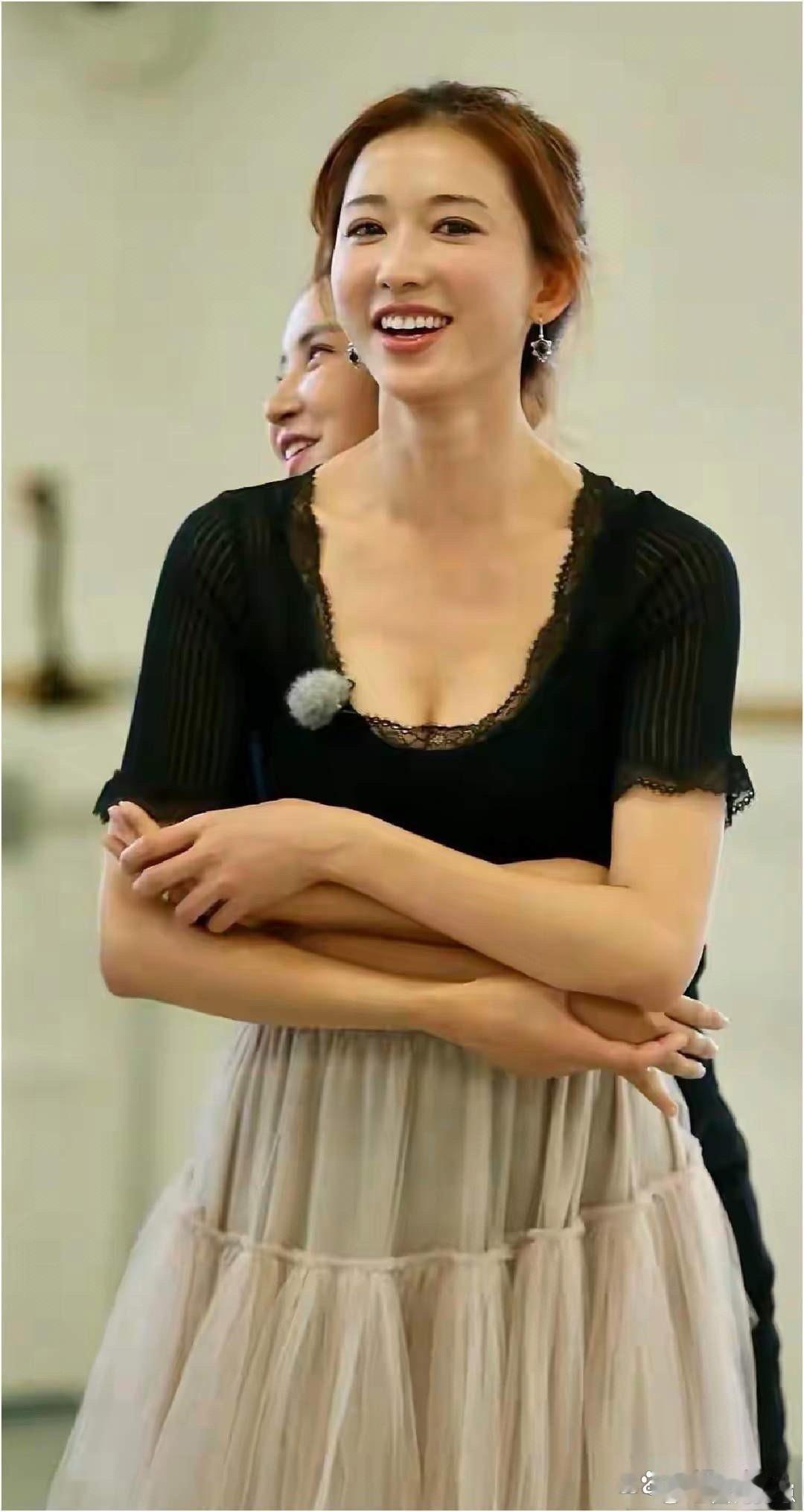 林志玲跳舞状态直接封神！50岁依旧活力拉满，舞姿灵动又舒展，这般状态真的太让人羡