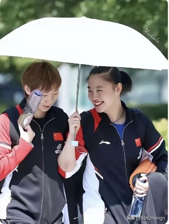 王曼昱在队里人缘可好了，每天都被爱包围着。

看王曼昱和徐奕两人并肩往前走着，两