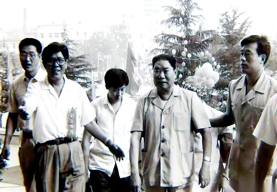 这张照片，真是一眼万年。
这位看上去普普通通、需要人搀扶的老爷子，叫杨得志。上甘