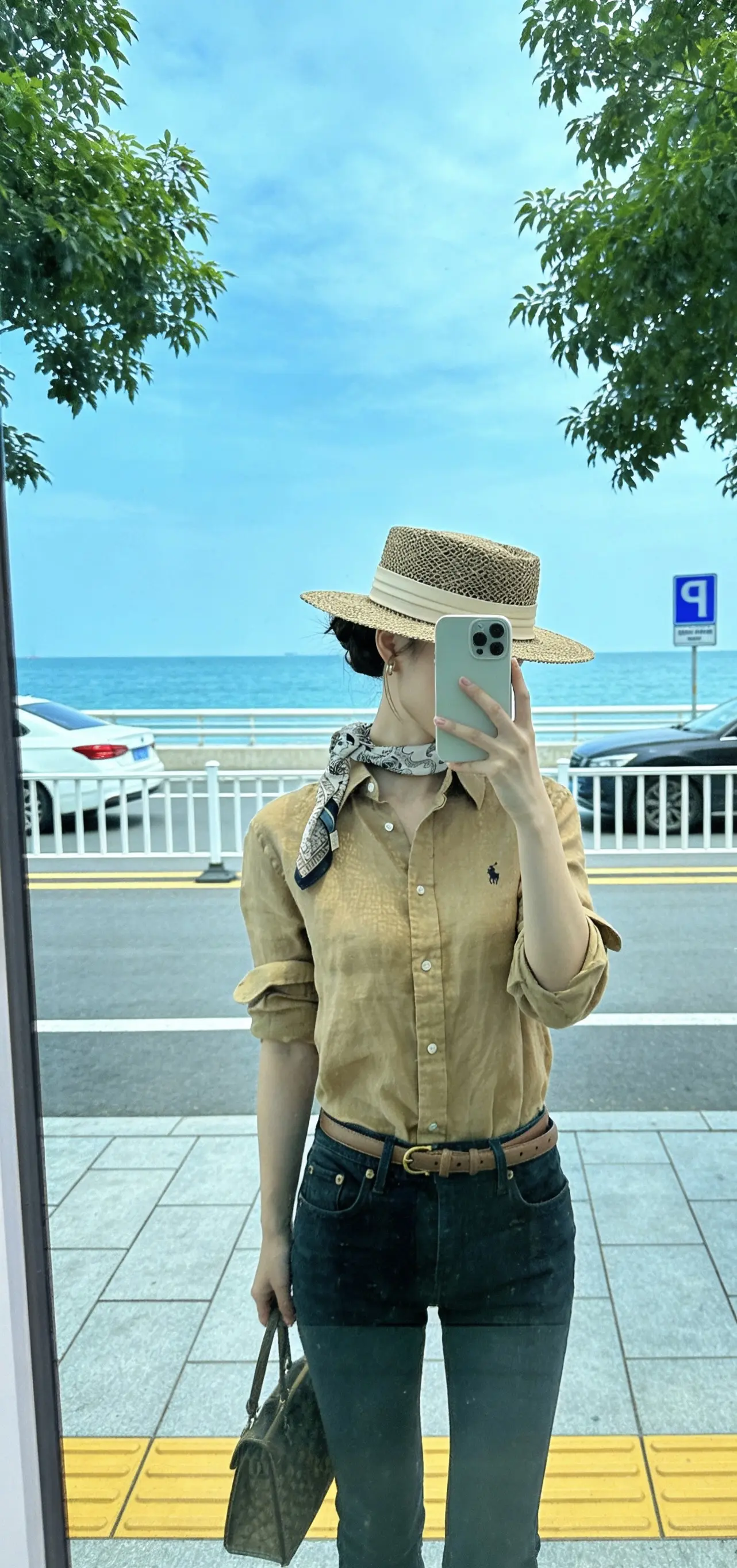 “在这细碎的生活里，一个能看懂你辛苦的人，胜过一群能懂你笑的人”