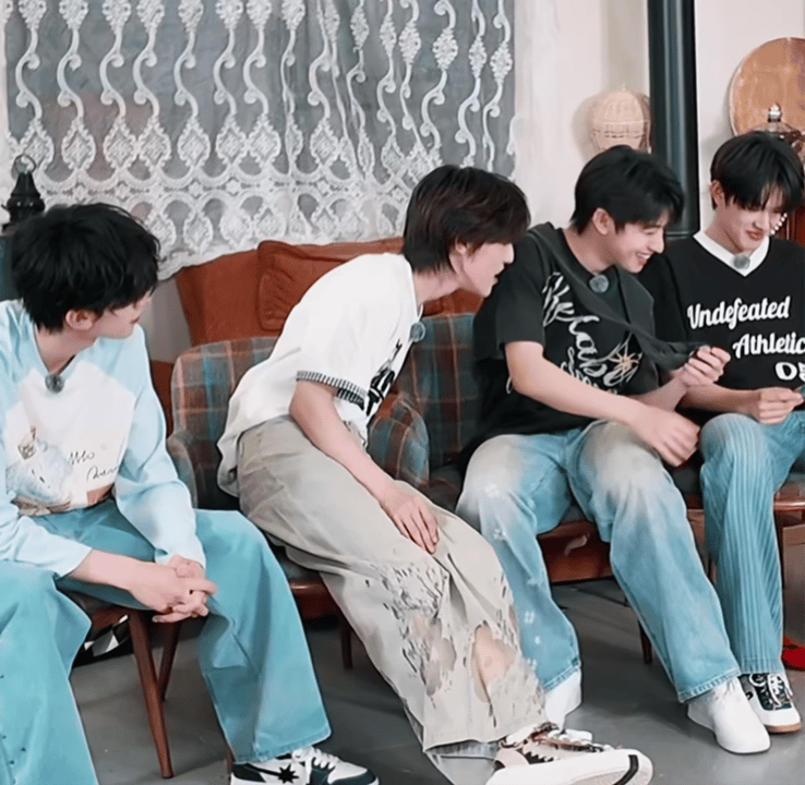 真的很会抓时机摸摸我妞。。 ​​​