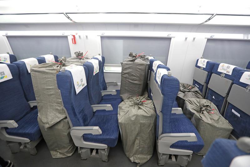 最近网友买火车票买到“行李车”这事挺火。有网友本想查座位靠窗不，结果车票显示是“