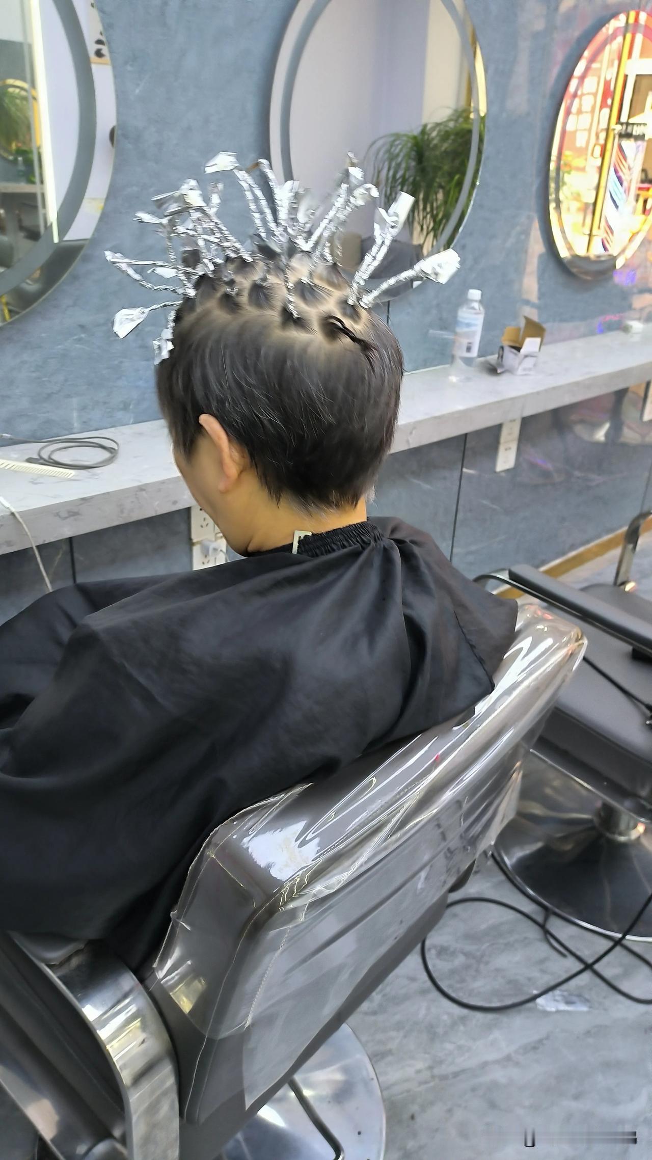 我要是再免费给老年人免费剪发我就是✘✘，最近老是刷到美发同行说这样的话，为什么现