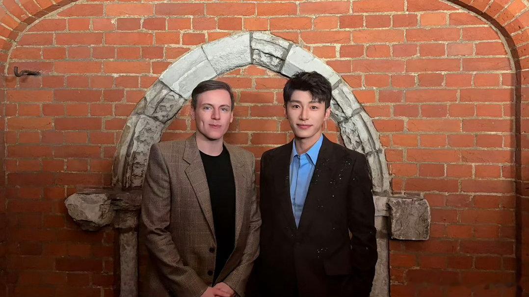 代旭龙妈合照📸秀场花絮名场面！代旭晒出与龙妈的合影，不同国度演员同框，合照瞬间