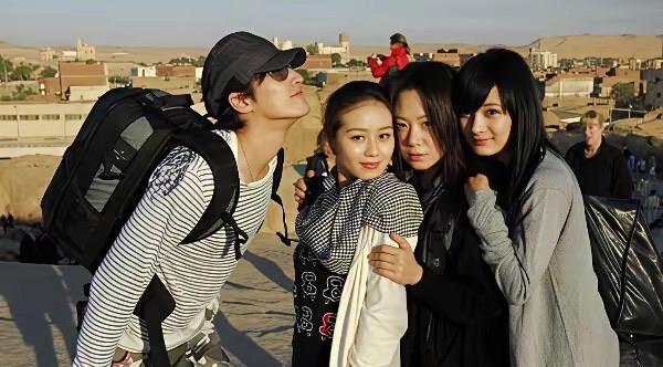 2009年，电视剧《仙剑传奇3》剧组演员，一起去埃及旅游的画面。

胡歌、袁弘 