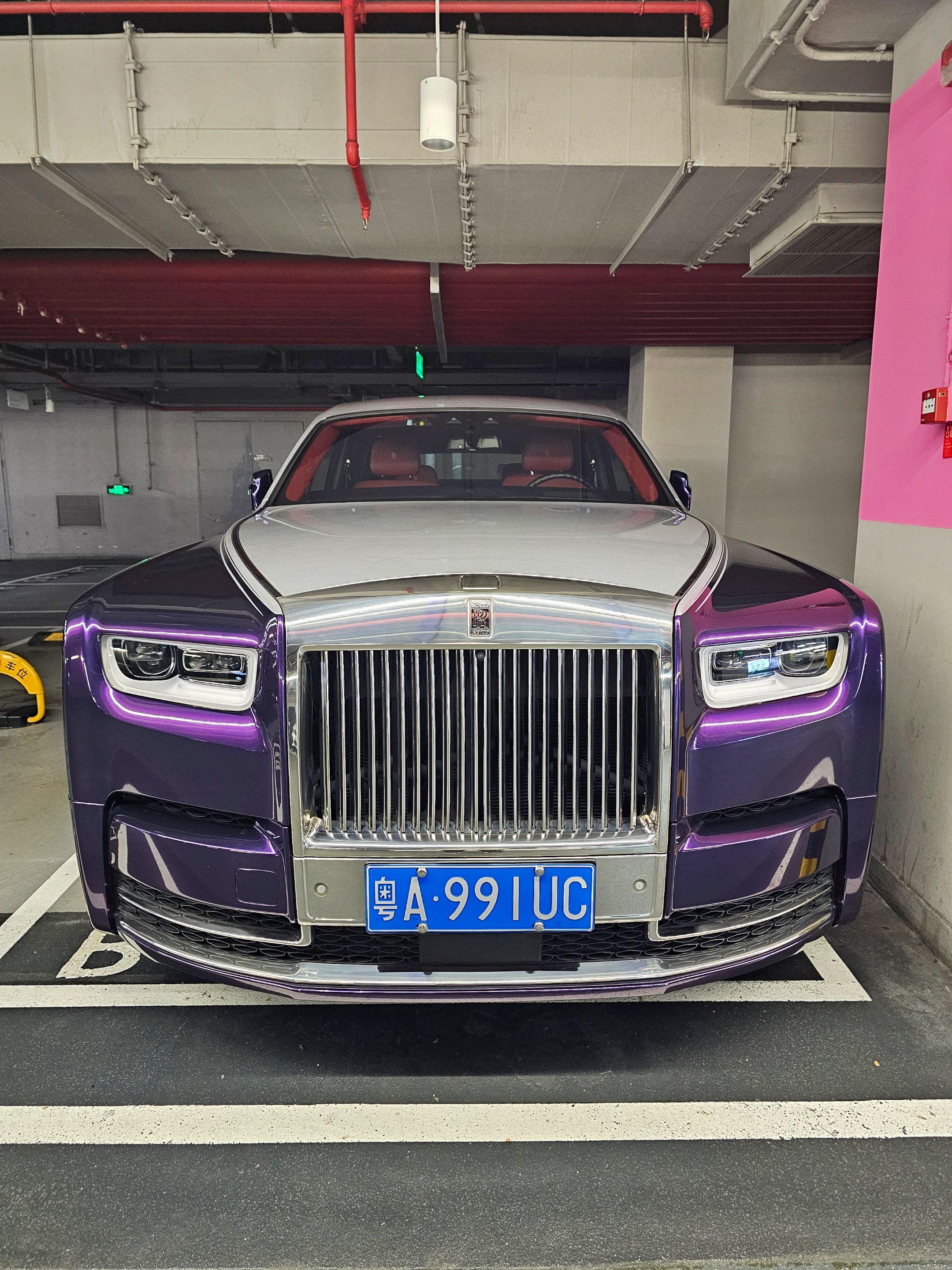 劳斯莱斯幻影八代加长双拼色的外观配上抛光大饼轮毂气场强大霸气十足外漏...