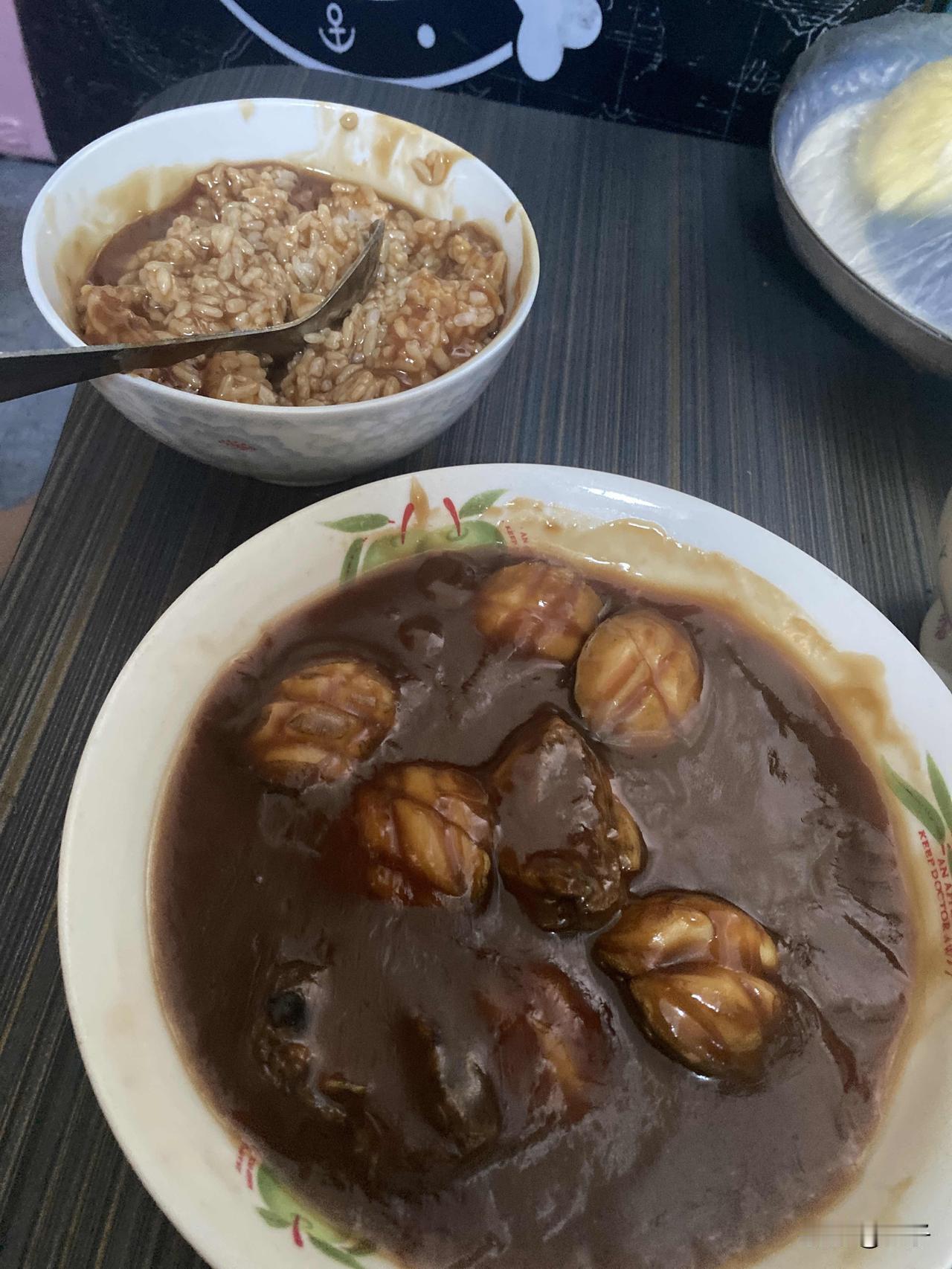 小孩要吃鲍鱼，专门出去超市买了八个鲍鱼，回来做的浇汁鲍鱼，然后买了个特价榴莲。这