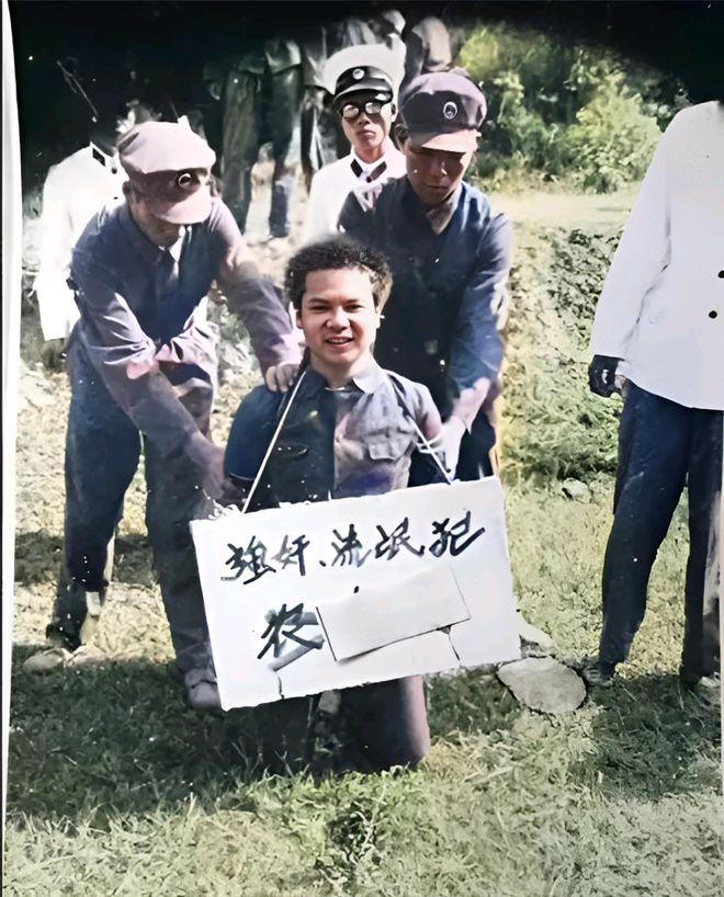 1983年，严打期间，某地一个死刑犯被押到郊外刑场处决时的场景。

他看起来还很