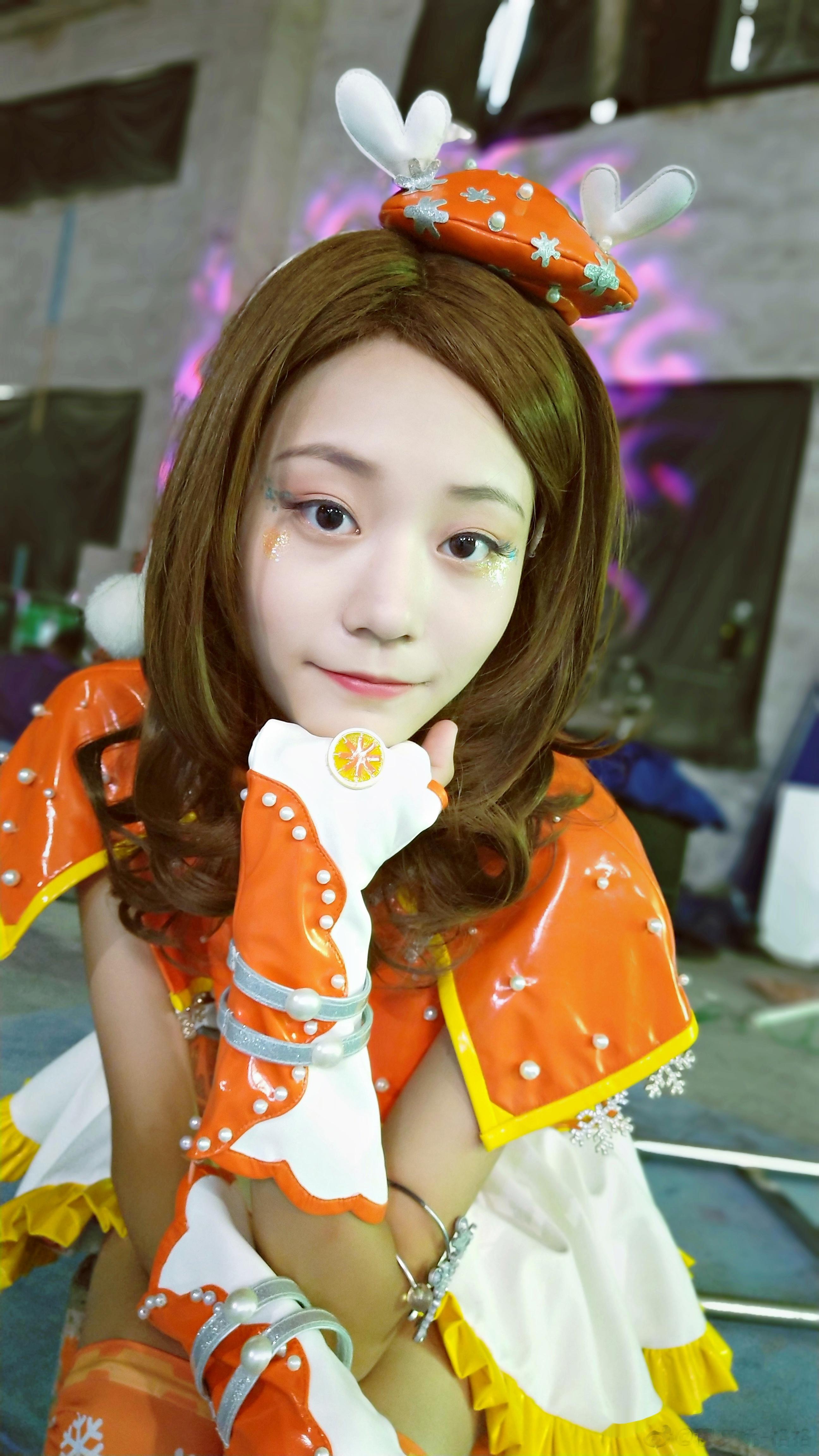 橘皮丫头上线啦！🍊 大家都看了没～分享一波在拍摄时的照片啦～第7、9张染头发剪