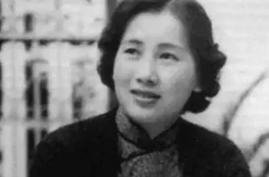 1912年，新婚之夜。

16岁的叶挺坐在洞房里，父亲把他拉到一边，压低声音说了