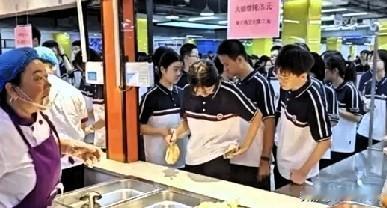 北京家长狂喜！2027前中小学全停校外配餐，老破小校咋建食堂？
 
娃在学校吃不