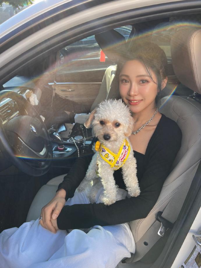 周玲安最新美照，39岁了依旧是大美女啊，和外国富商离婚后一直保持单身

周玲安最