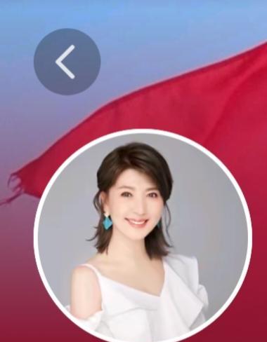 点开闫学晶的抖音主页。
背景里，那面国旗，有个不易察觉的“黑洞”。
不是特效，是