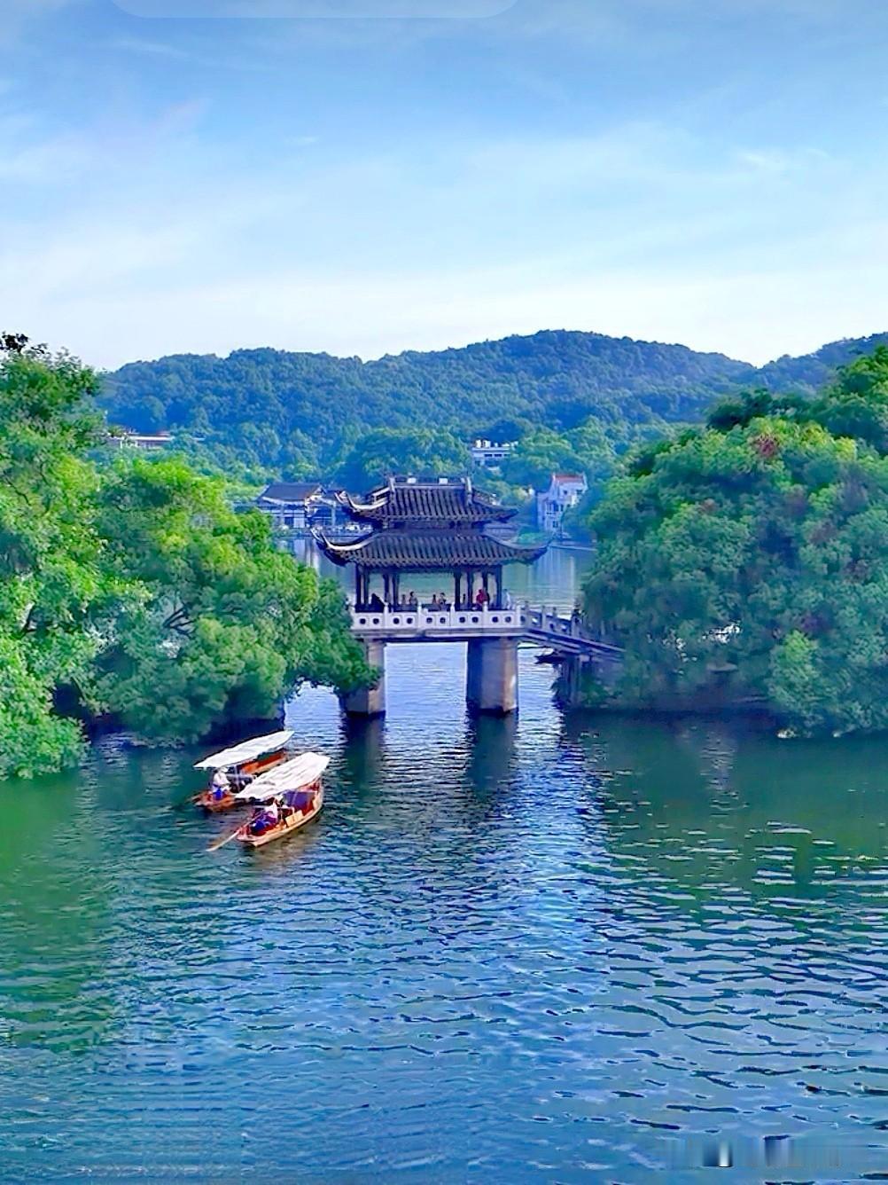 徒步杭州西湖苏堤，走进岳湖跨过“玉带晴虹〞桥。玉带晴虹桥寓意‌桥身如白玉腰带般柔