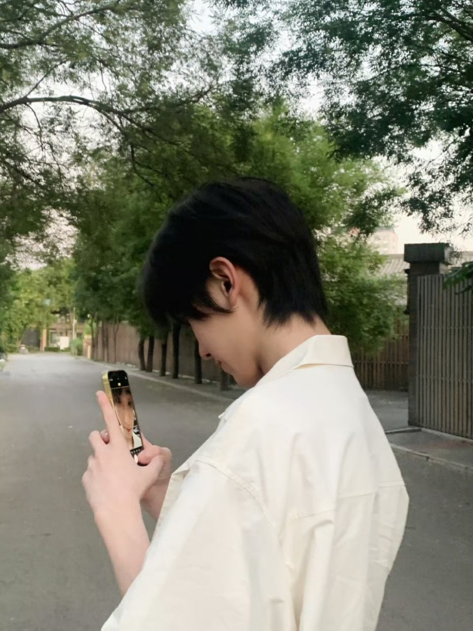 函函，把镜头对准自己，然后，拍📸 