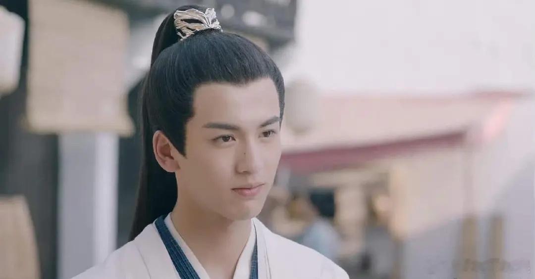 张凌赫这头发是自己梳的吗真的又丑出了新高度 ​​​