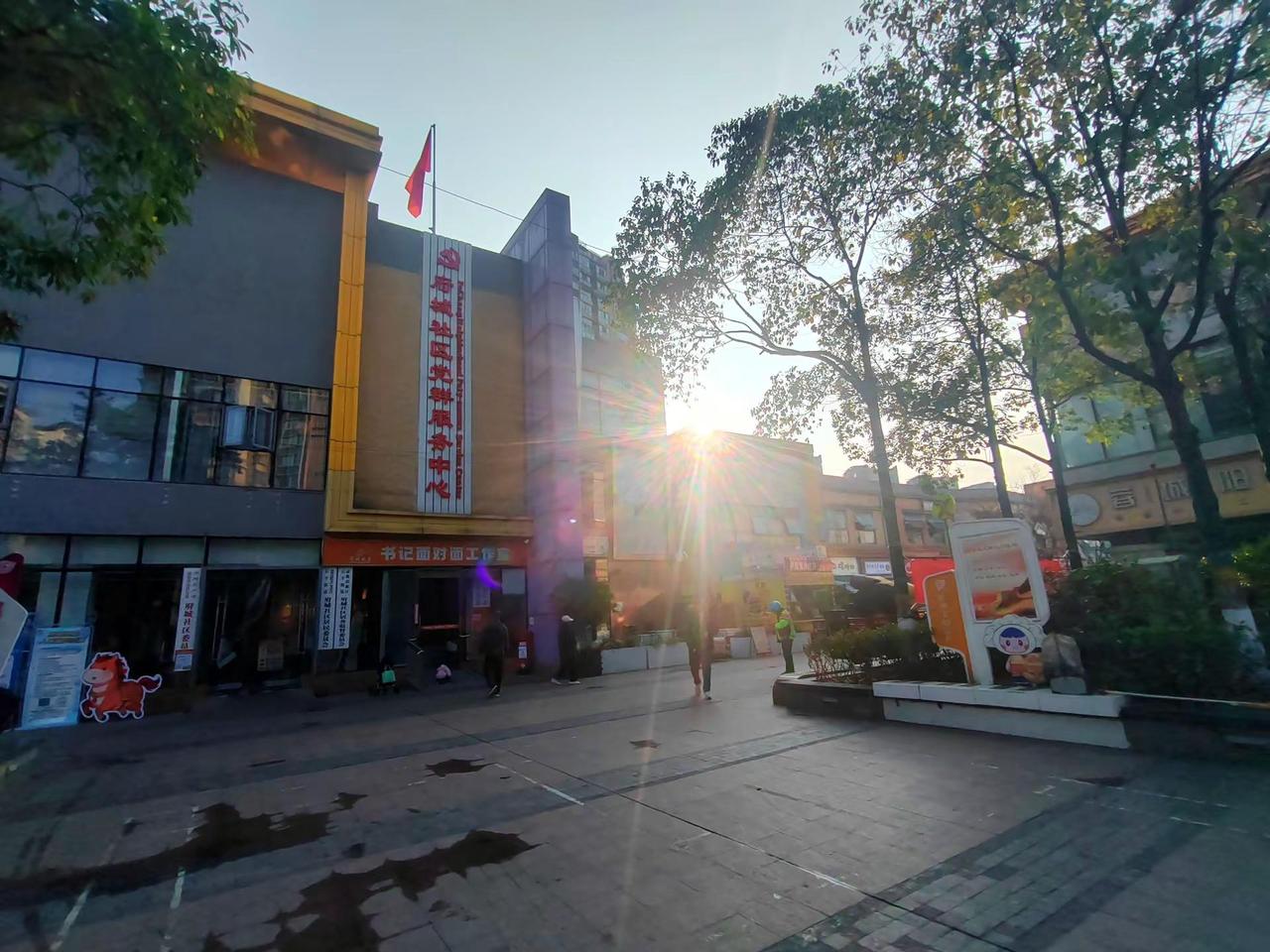 日出东方，金辉遍洒府城。冬阳温软，街景静谧，光阴在此刻显影成谜。