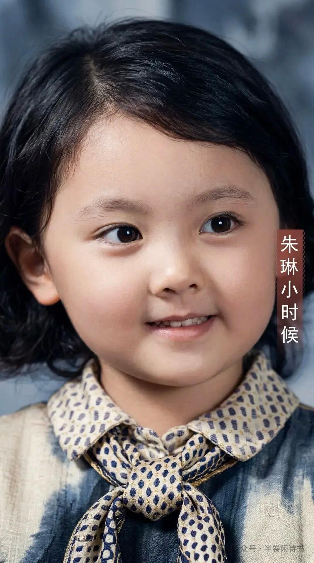 真正的美女是不受年龄限制的。
三岁是小美女，
七十三岁是老美女。
她第一美女的地