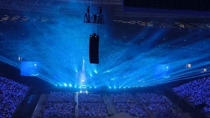 毛不易演唱会现场好大的雨今夜工体大雨不停，随手一拍皆是雨中名场面。雨水加持舞台，