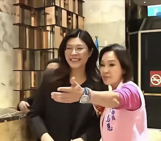 郑丽文给柯志恩打广告，郑丽文告诉高雄市民，支持柯志恩就是支持和平，支持柯志恩就是