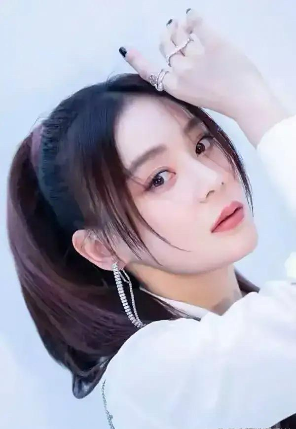 袁姗姗啊，不是没人觊觎她的美貌与身姿，而是有个关键原因，她实在美得惊人！都38岁