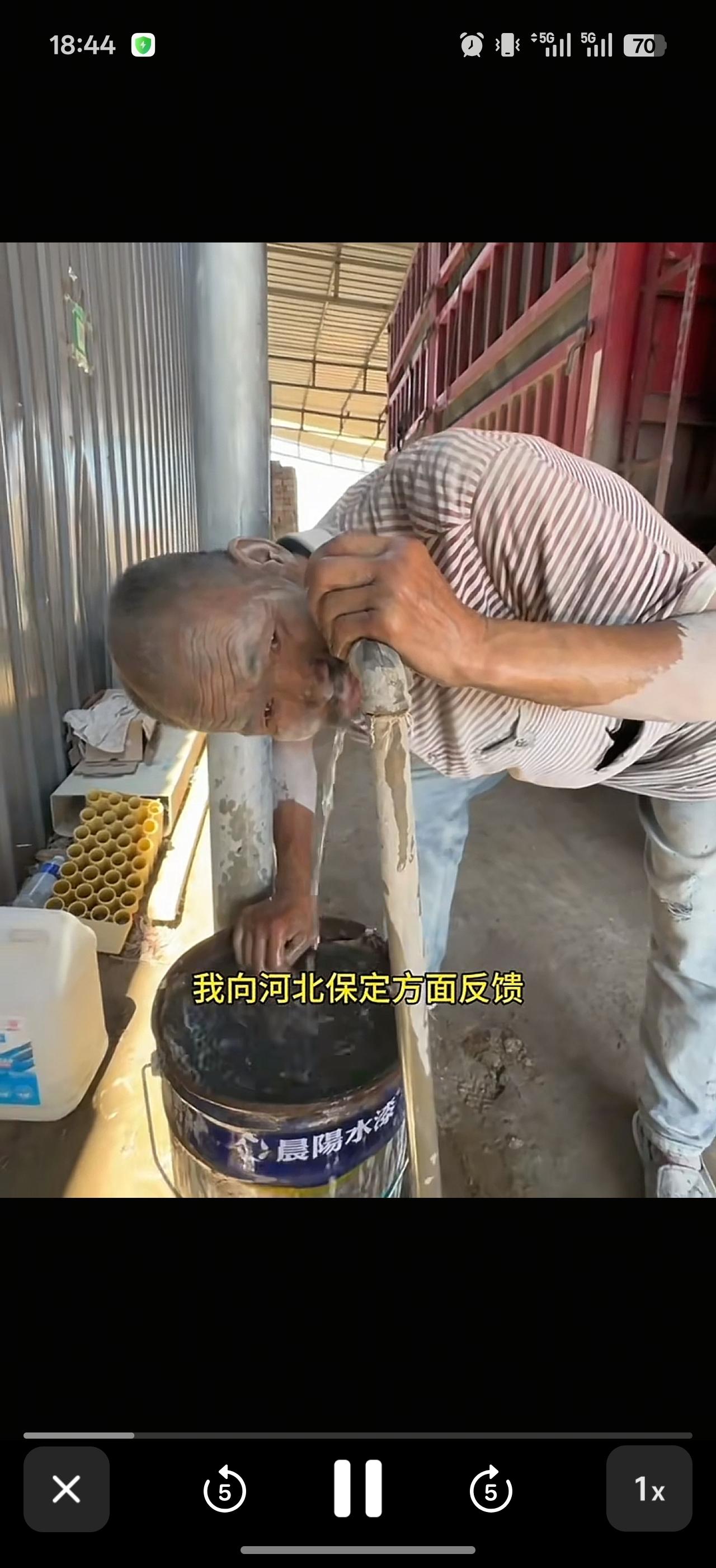 这个残障大叔被解救，上官正义那是头功一份，还有邻居威胁他，他不怕，原来他在少林寺