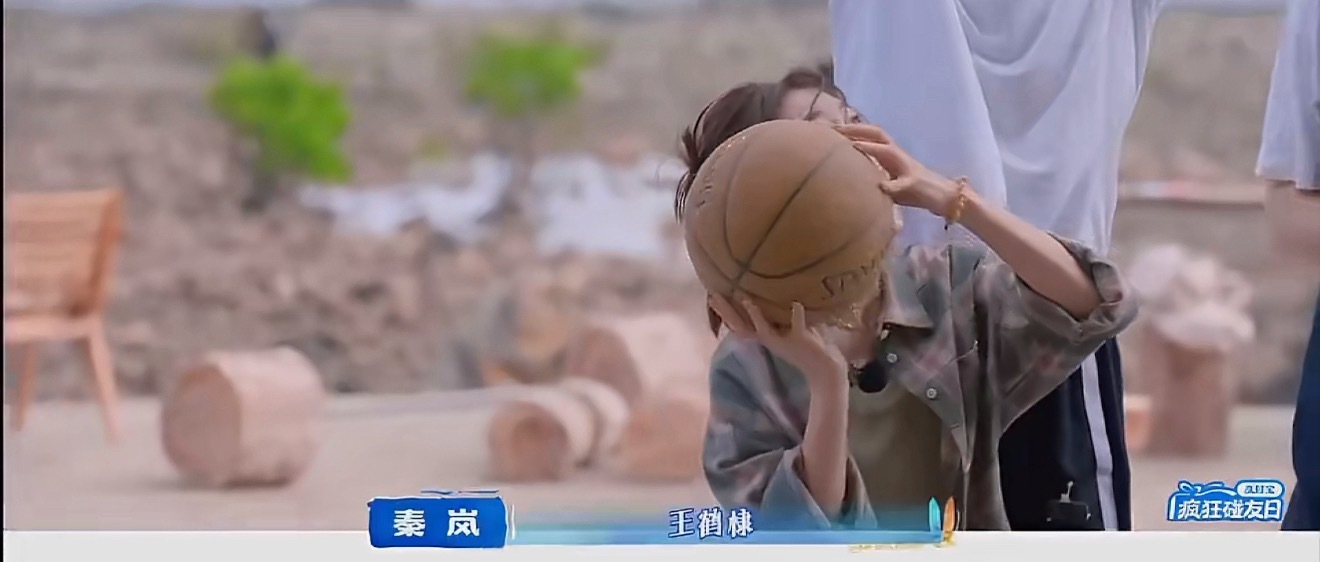 谁能经得住秦岚这么一扒拉谁能经得住秦岚这么一扒拉啊，直接给客人看的钓成翘嘴了😆