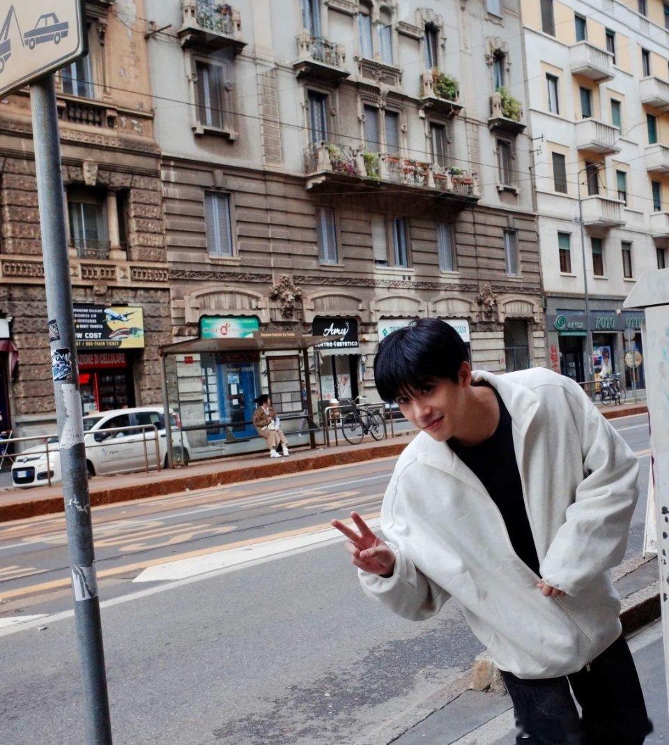 王安宇拍照好像有那个绝对偷感 ​​​