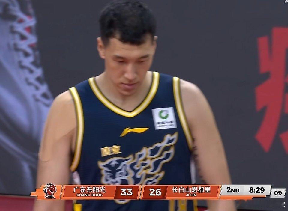杜润旺真不能多用，感觉现在谁都能单打他了，防守几乎没有，只能赔上犯规，抢篮板也是