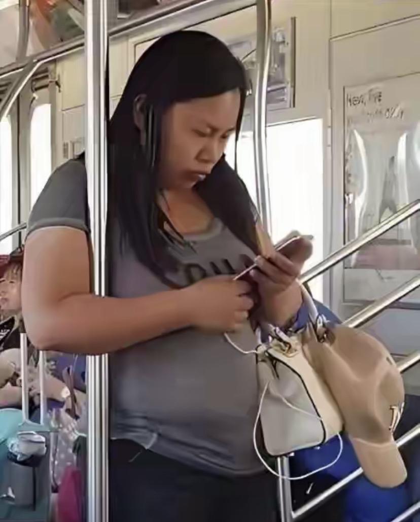 凤姐当初不去美国的话，
现在绝对过得很好。
现在网络这么发达，
她如果直播的话，