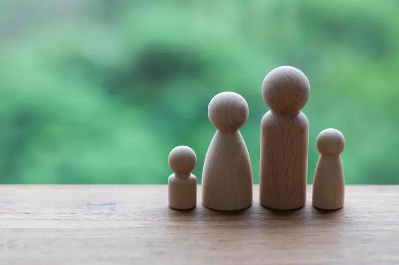 这是我今年看到的最有含金量的三句话。第一，最顶级的家族关系，关起门来彼此撑腰，而