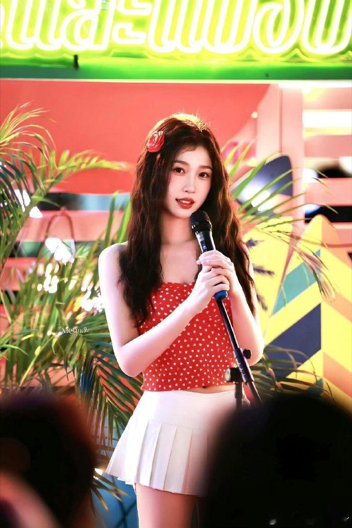 虞书欣双轨开分 豆瓣开分6.7，微博评分也从7.9飙升至8.3，好作品的口碑发酵