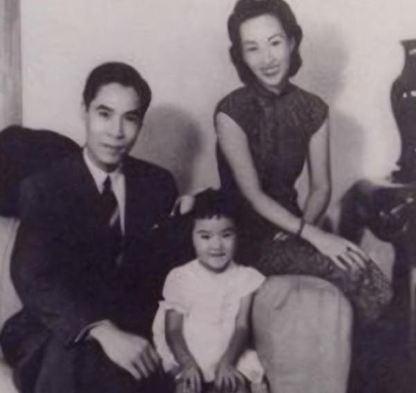 1973年，58岁的郑念拒绝出狱，她需要一个道歉。突然，暴跳如雷的监狱长，狠狠地