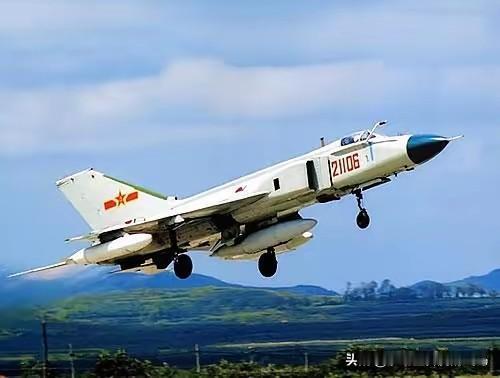 2003年歼-8突发险情：导弹卡壳点燃战机，飞行员放弃跳伞的选择震撼人心
 
2