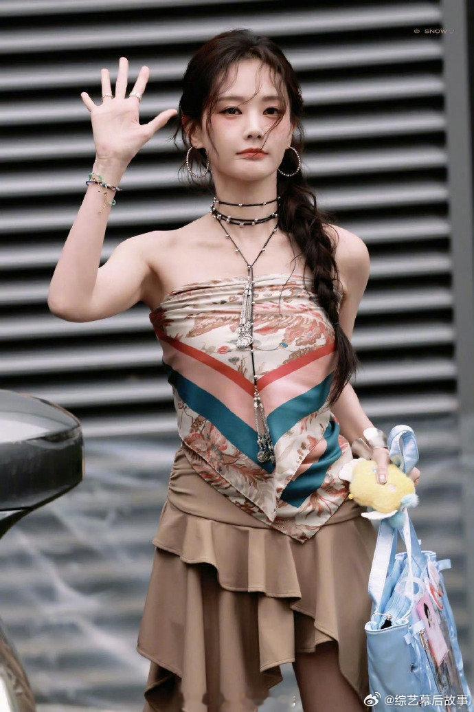 李一桐hi6路透李一桐的痛包 今日份雪姐太会了！痛包一亮相直接戳中粉心，从清瞳到