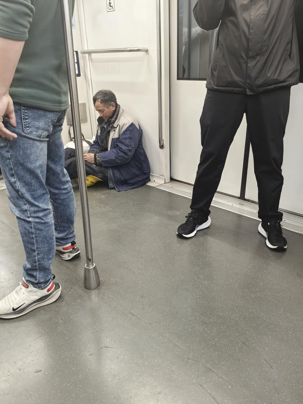 “为什么你在上海开出租车20多年不买房子”

46岁的山东女子小林来上海20多年