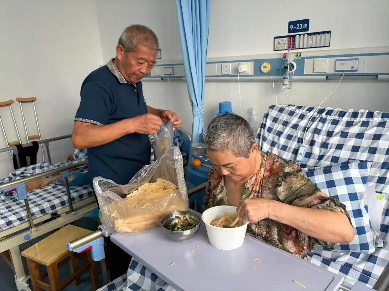 别再骂他们自私了！75 岁老人想活到 110 岁，不是贪心，是怕 6 岁女儿没人