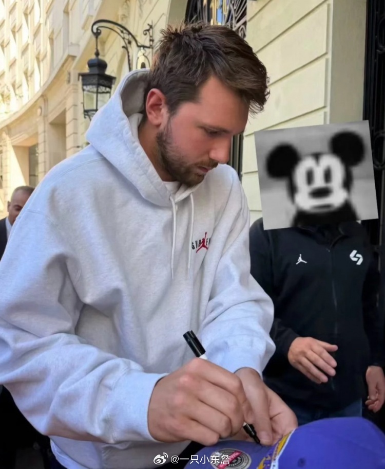 今天，一位网名是憨憨羊不是烤全羊的网友晒出了东契奇为自己签名的照片，他写道：“陪