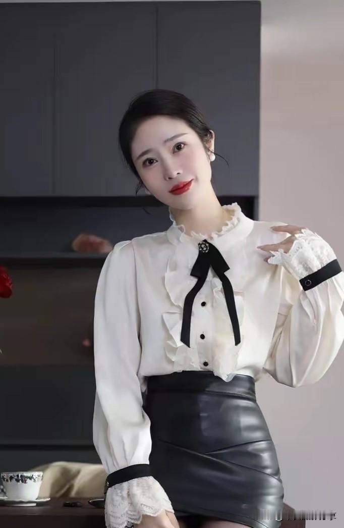 优雅白领风穿搭，黑白撞色尽显时尚魅力！瑜伽,真能让身心都得到放松吗? 你心中完美